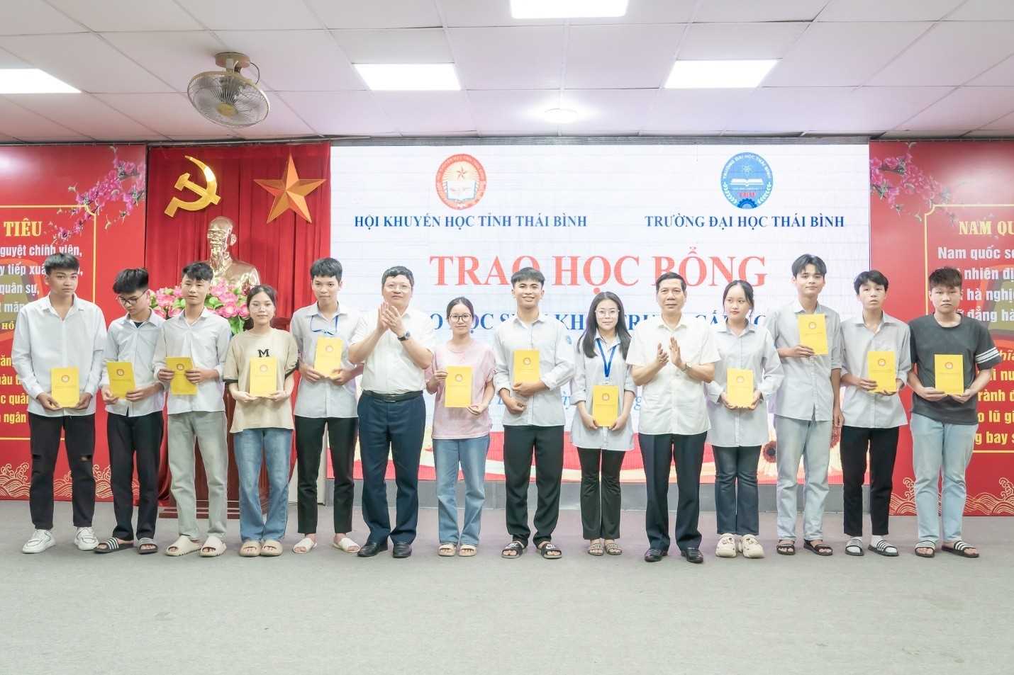 HỌC BỔNG TẠI TRƯỜNG ĐẠI HỌC THÁI BÌNH – NÂNG BƯỚC SINH VIÊN, CHẮP CÁNH TƯƠNG LAI 